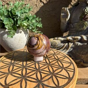 Mookaite sphere with rose quartz stand